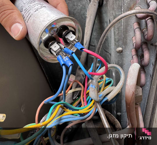 קבל חשמלי עם חוטים צבעוניים במזגן